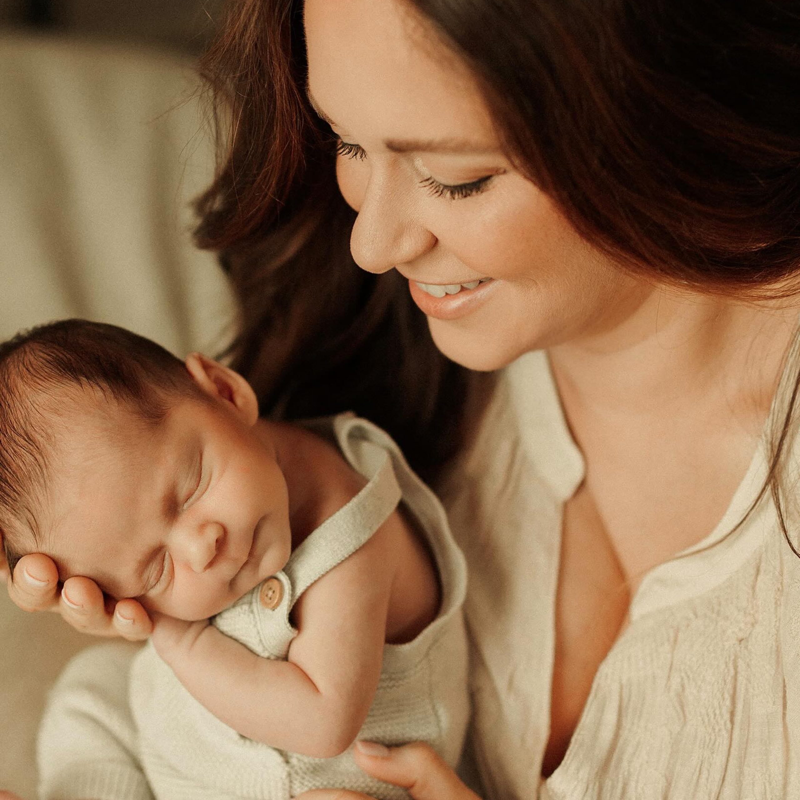 Behind the scenes of getting the shot 👶📸
Step one: grab the safe shot. It wasn’t perfect but it was something solid just in case.
Then I adjusted mom’s hands, turned baby’s head a little more toward the light, and that’s when the magic happened. ✨

Tiny tweaks make a big difference.

Parents: this is why I guide you every step of the way.
Photogs: don’t skip your safety net shot. Get something, then refine. 🫶🏼

Nashville Newborn Photographer 
Franklin Newborn Photographer 
Murfreesboro Newborn Photographer