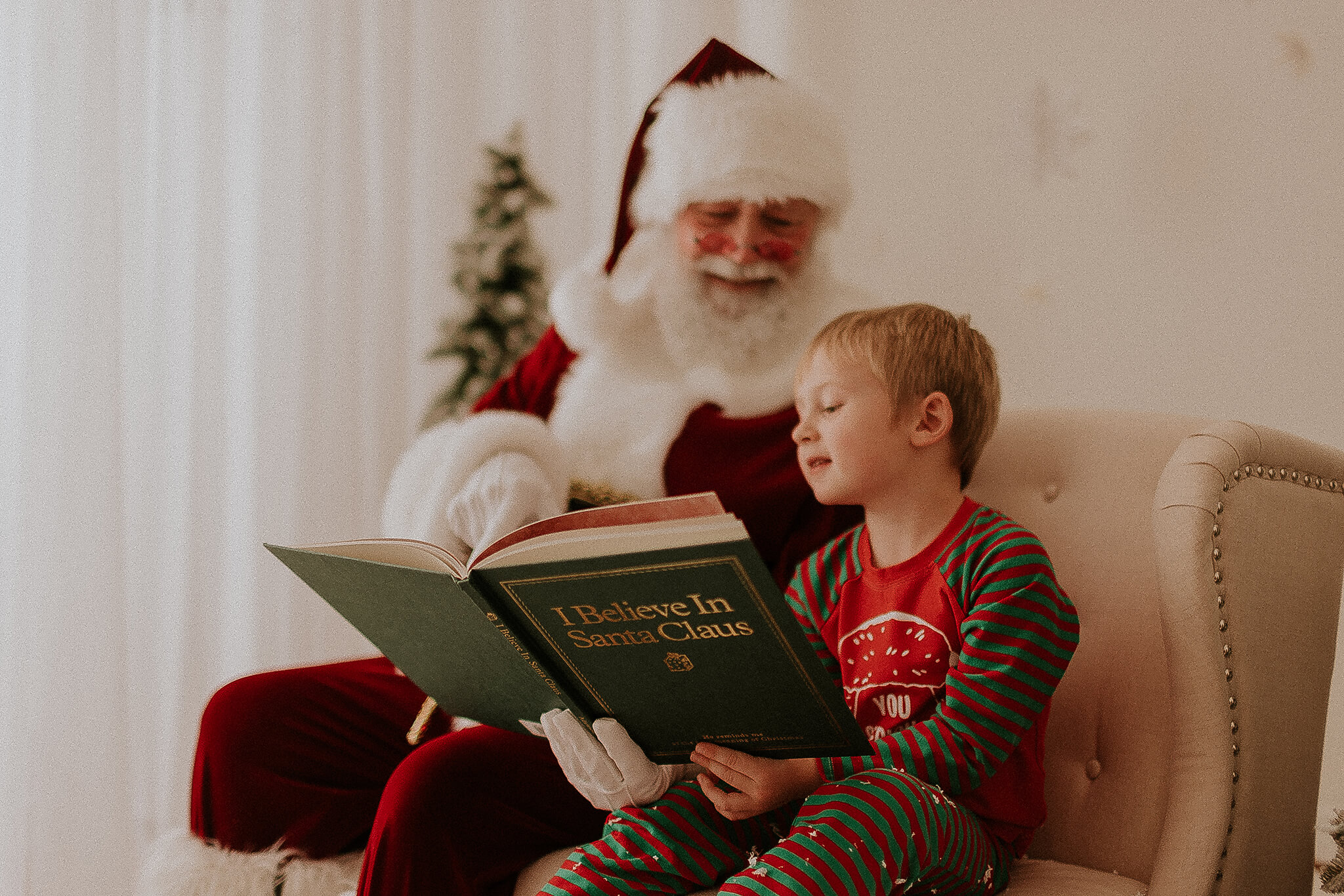 nashville santa photographer reading child a book